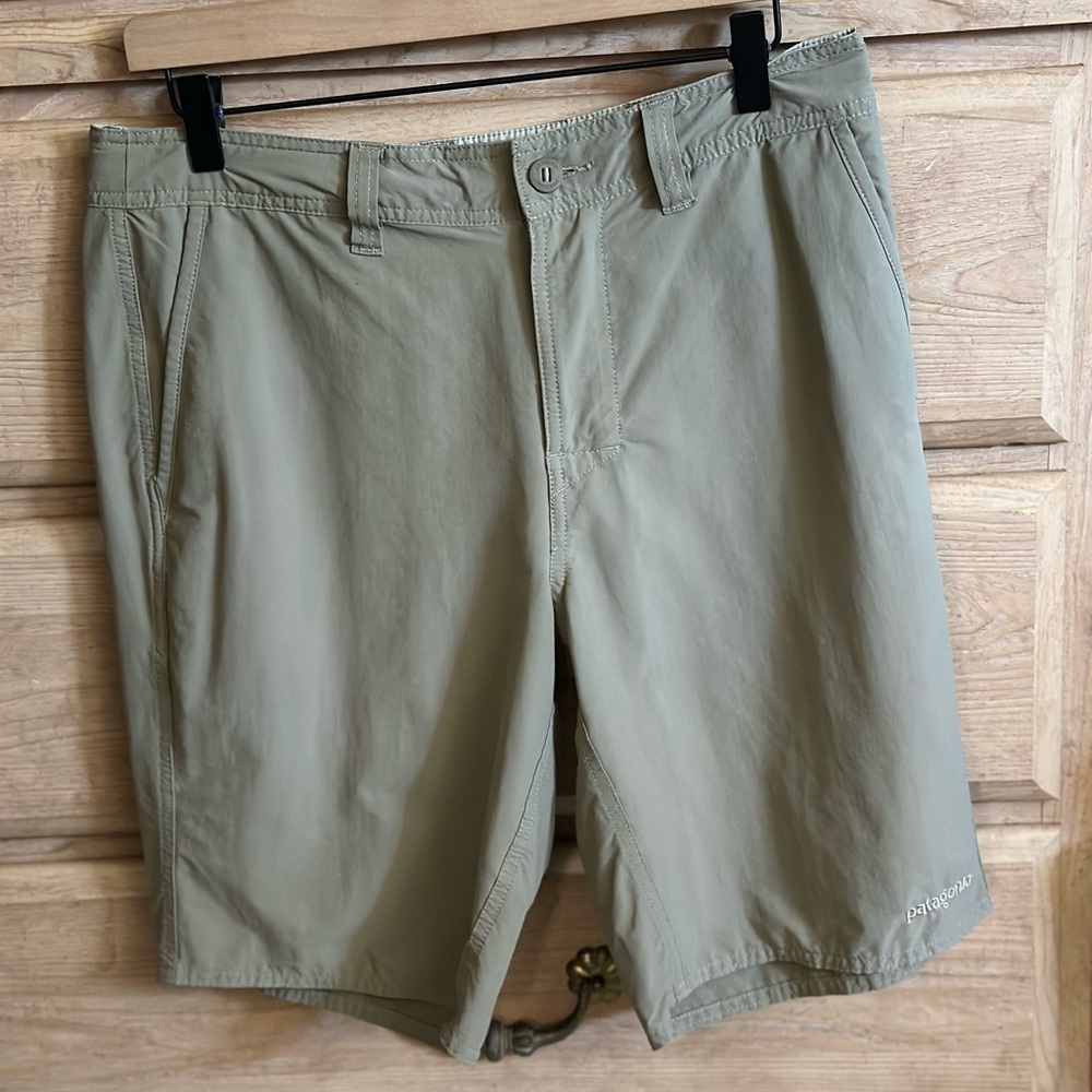 Patagonia Men's “Worn Wear” Basin Green Outdoor Athletic Shorts | Size 32 NWOT